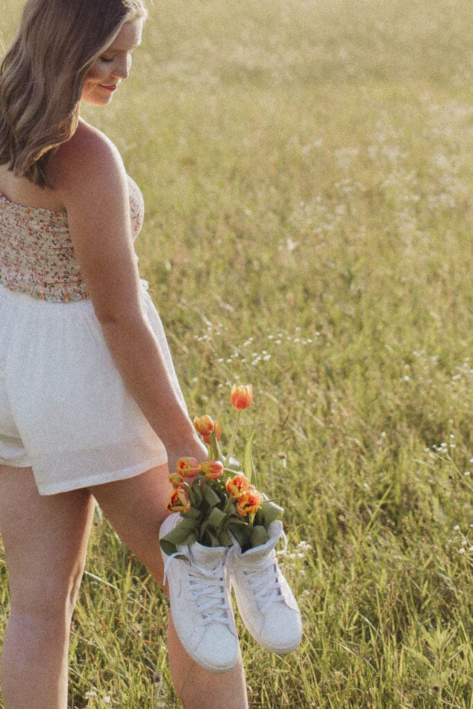 senior pictures with tulip flowers